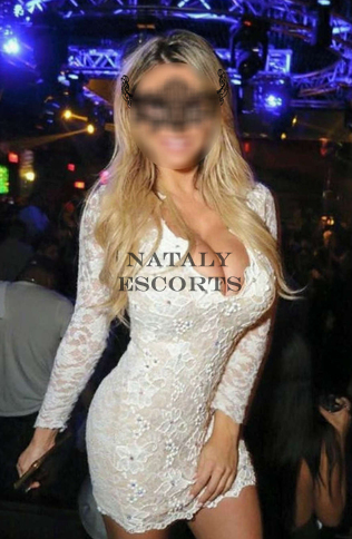 מפתה ומאוד מרגיזים, יש חיוך יפה וקול