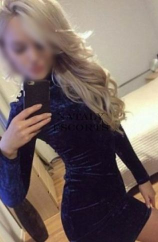 מחייך, עם ירכיים רחבות,