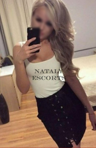 מחייך, עם ירכיים רחבות,