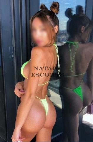 סקסית ועצמאית, צמיחה נמוכה עם שדיים יפים