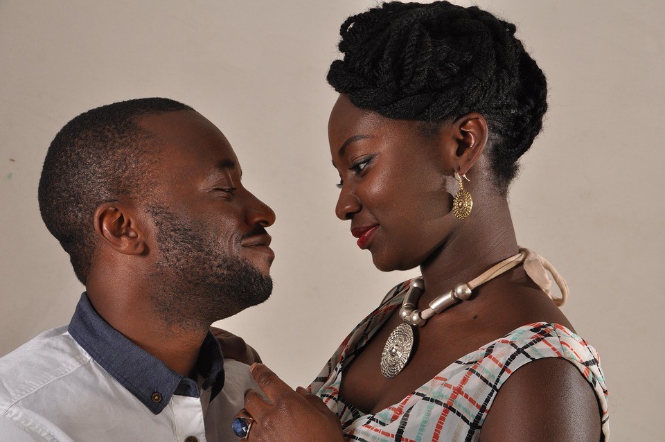 דרכים להרגיש יפות יותר בדייט ראשון