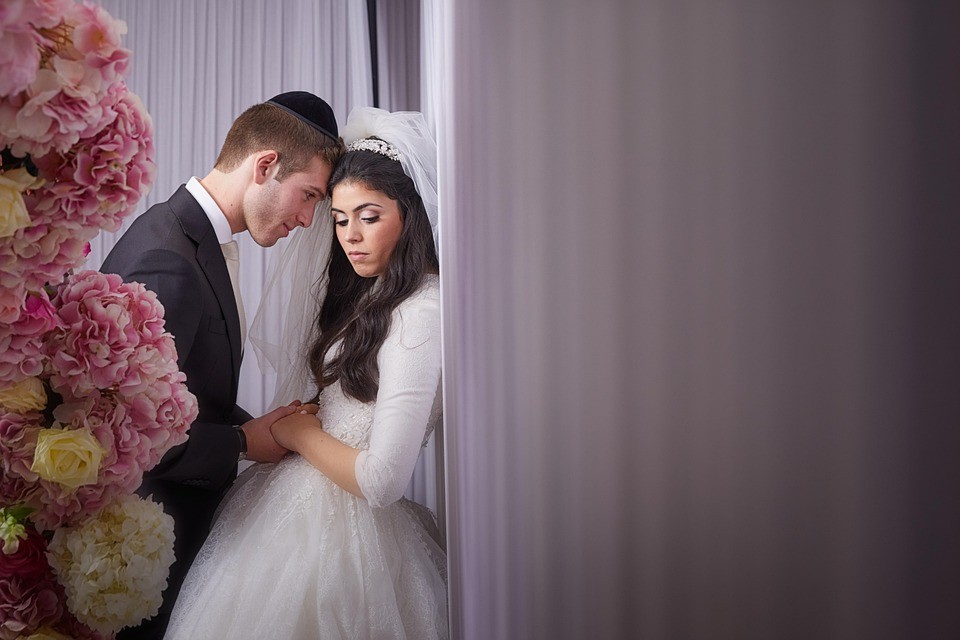 איך להתלבש לפגישה ראשונה מקוונת שהופכת לפגישה פנים אל פנים